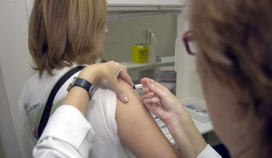Вакцина в плечо