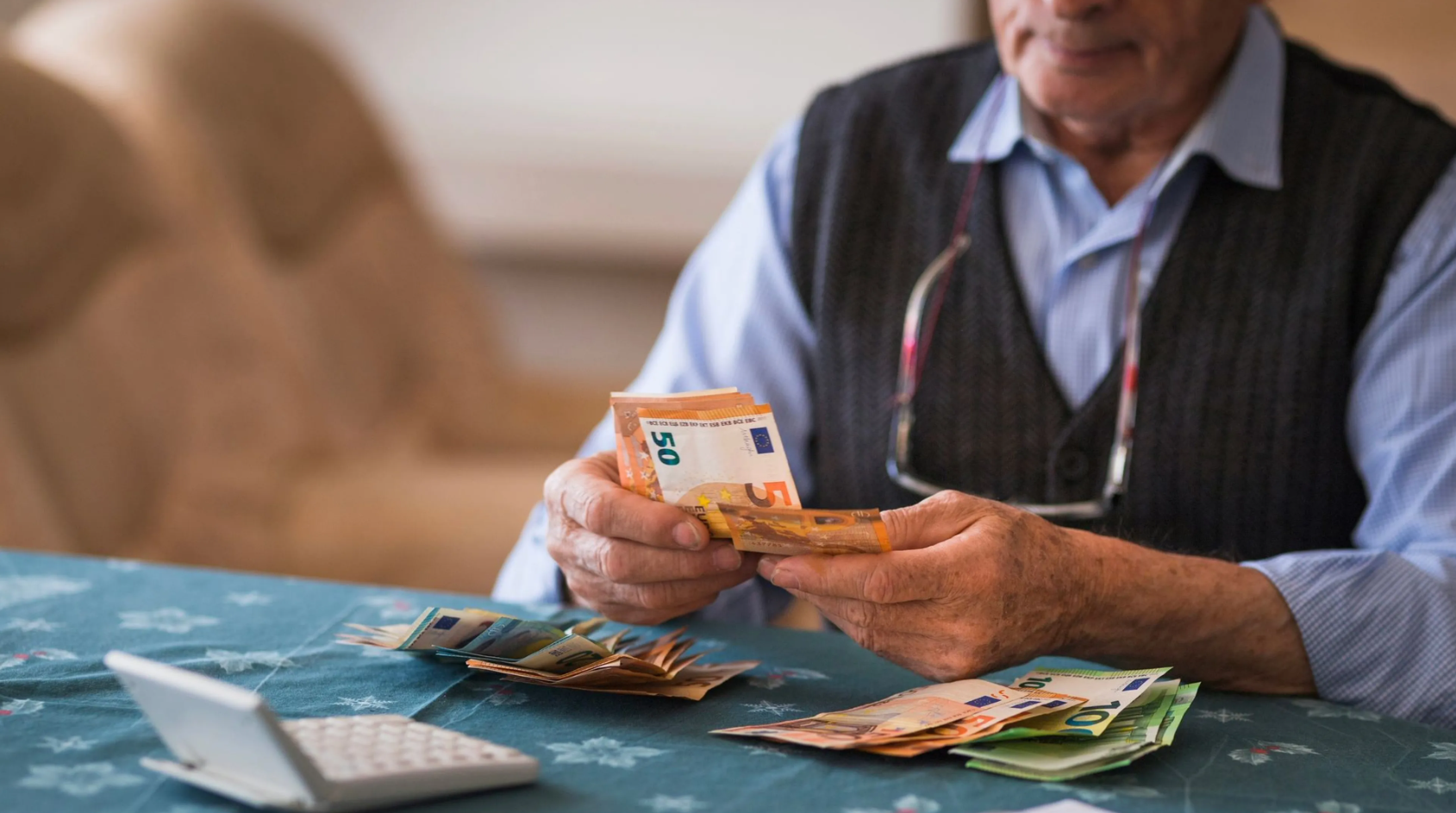 Считает деньги. Пенсионер с деньгами. An old woman counting Euros. Архитектор цена зарплата.